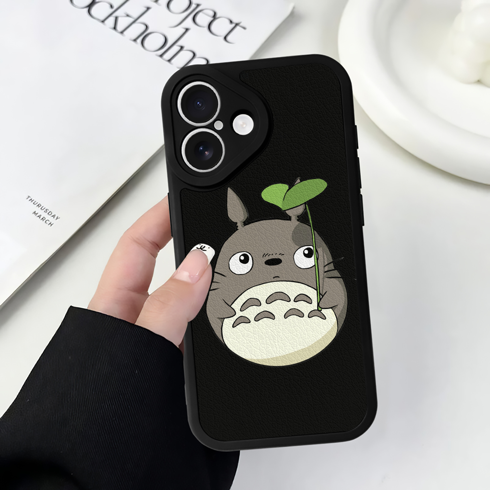 （画像用） となりのトトロ 草壁メイ 草壁サツキ My Neighbor Totoro Satsuki Kusakabe Mei Kusakabe 【iPhone 16シリーズ対応】シリコンスマホケース（レザー調） 材質：シリコン